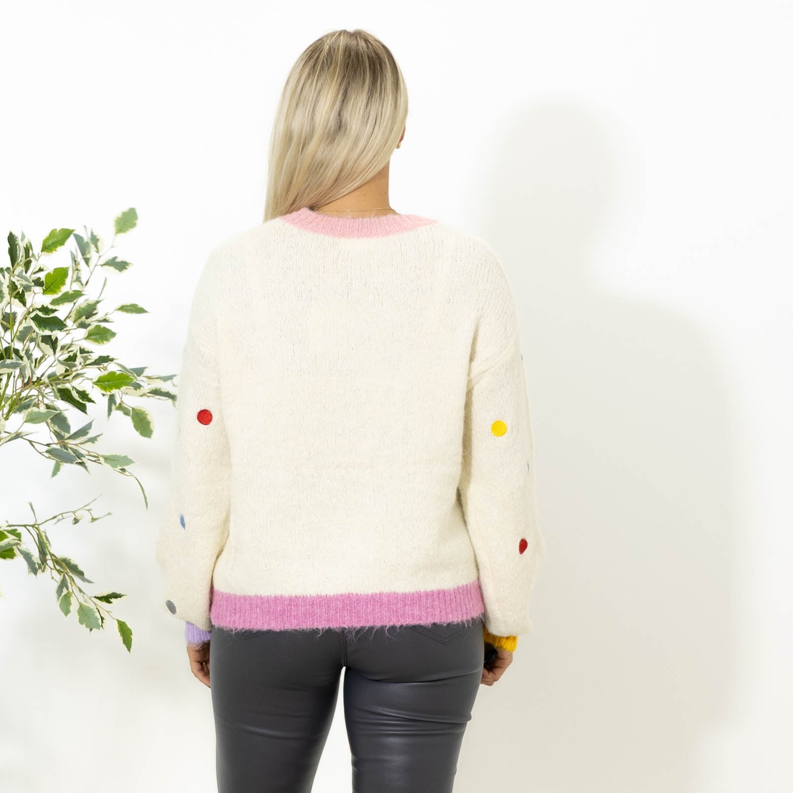 Cara strik m. broderi, Beige