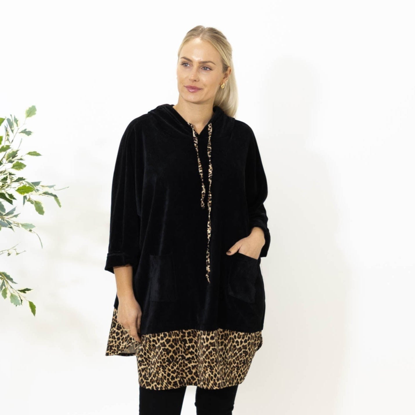 Tara leo hoodie, Sort