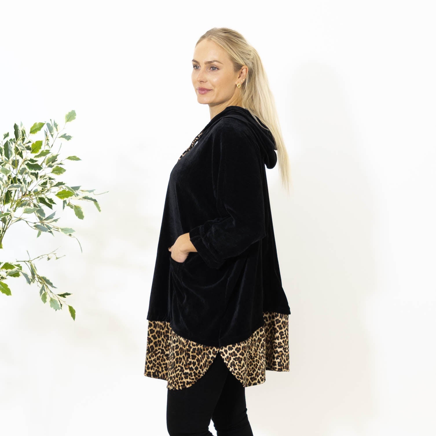 Tara leo hoodie, Sort