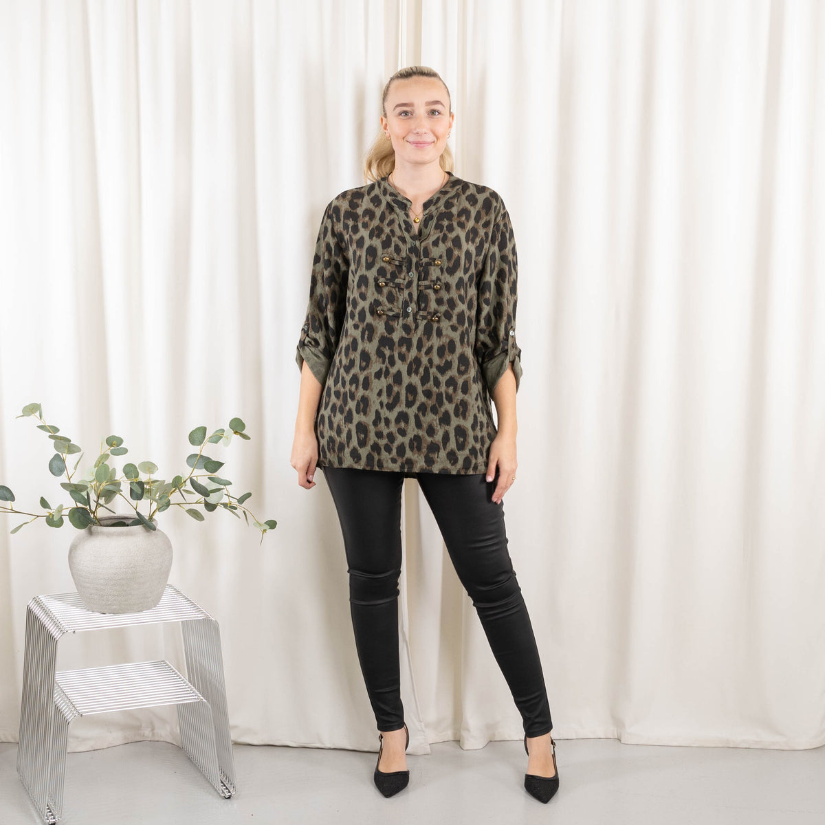 Amelia overdel, Khaki