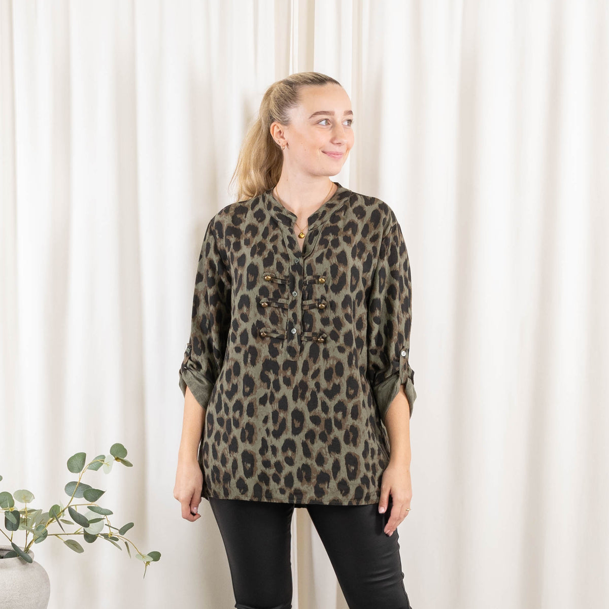 Amelia overdel, Khaki
