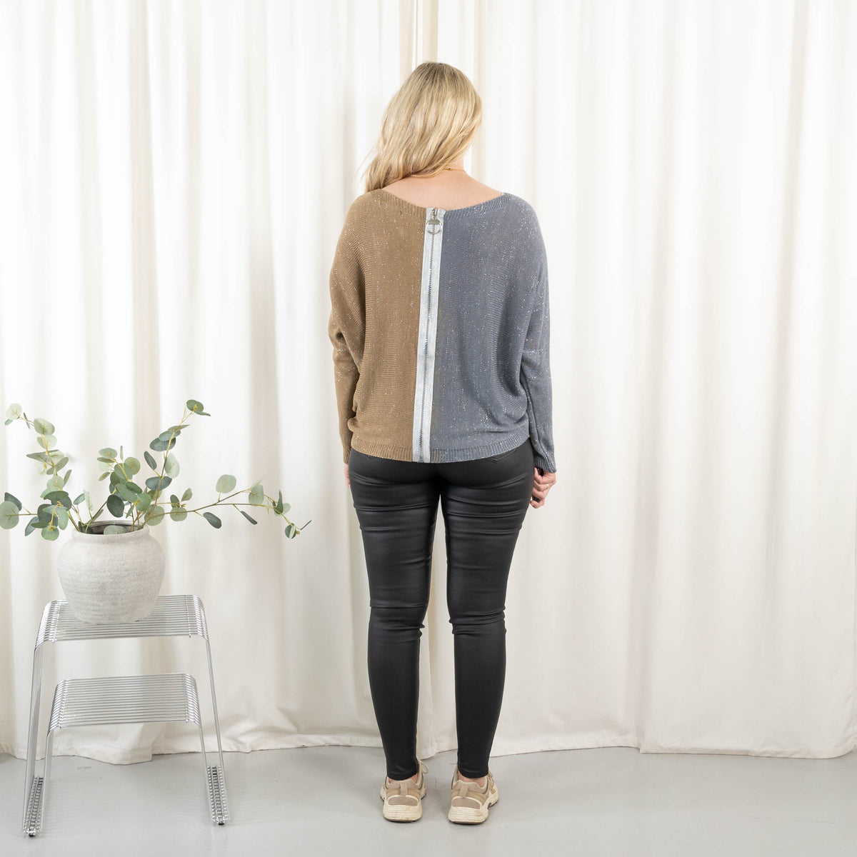 Angela strik, Taupe