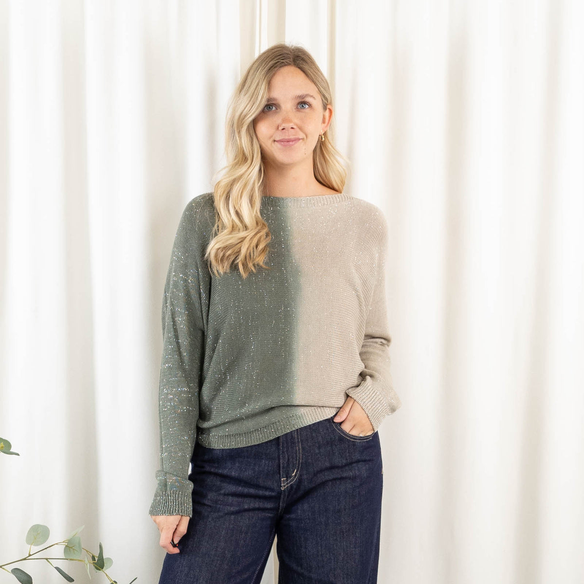 Angela strik, Khaki