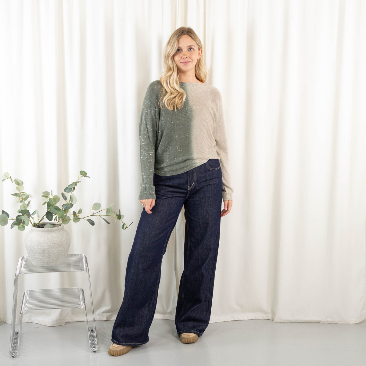 Angela strik, Khaki