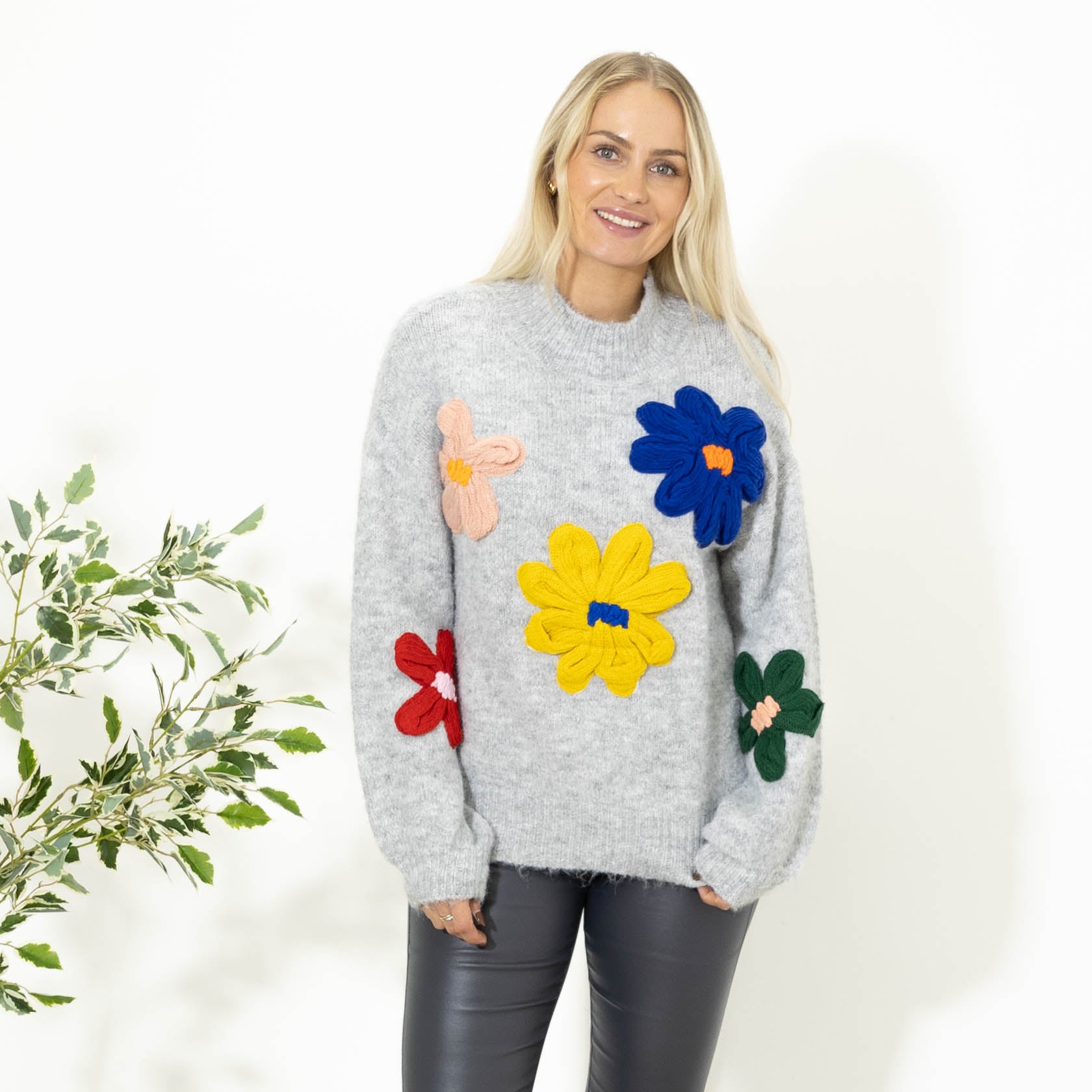 Angela strik m. blomster, Grå