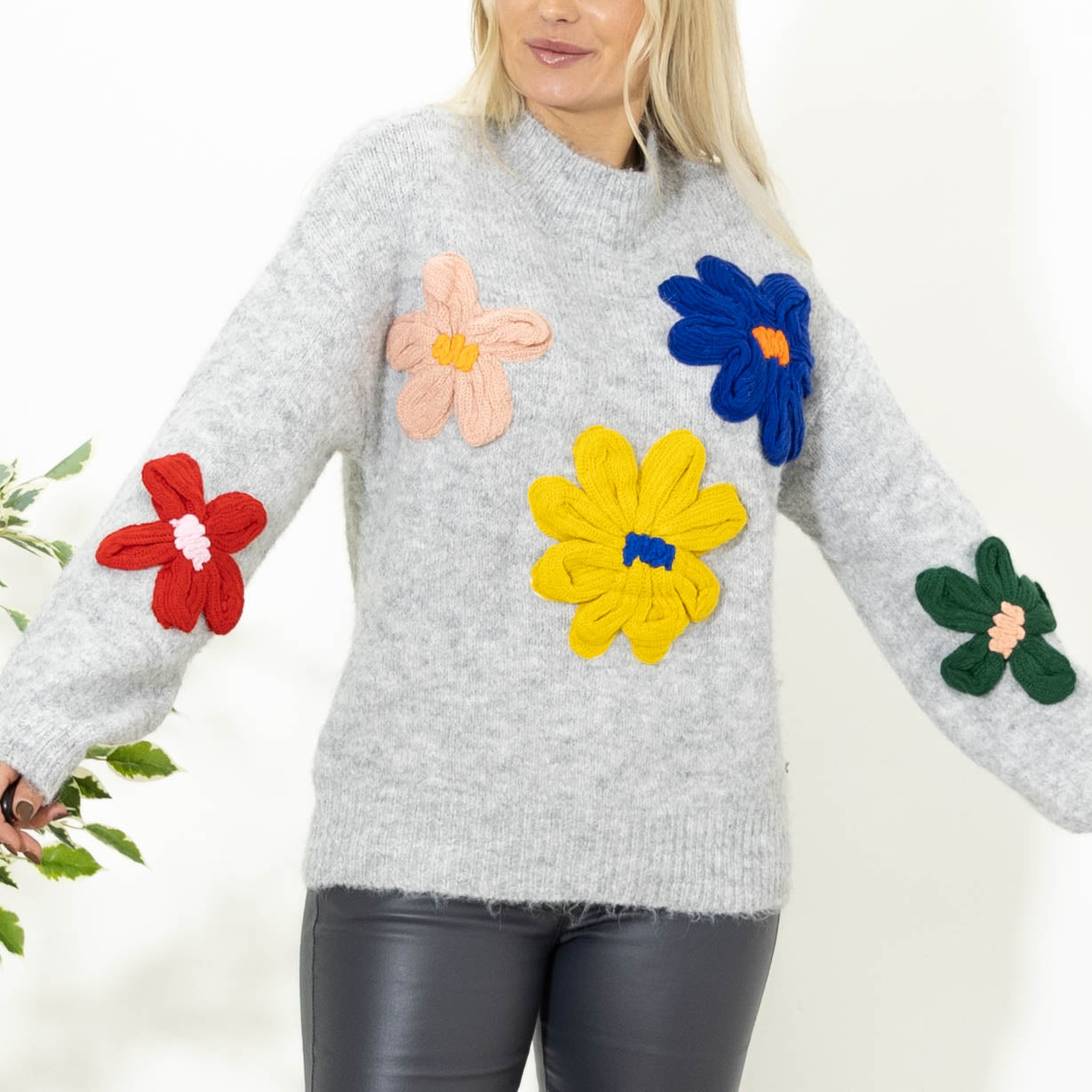 Angela strik m. blomster, Grå