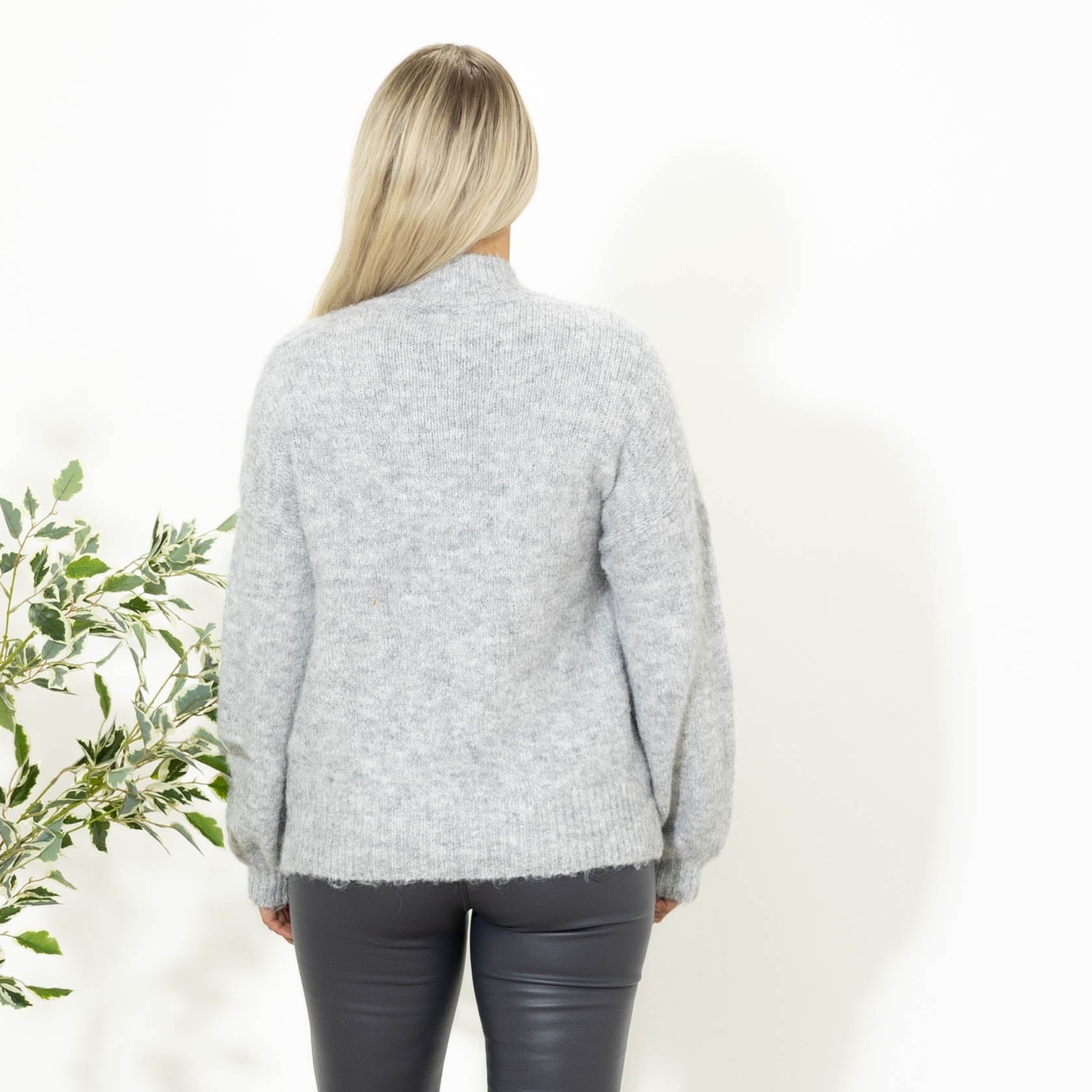 Angela strik m. blomster, Grå