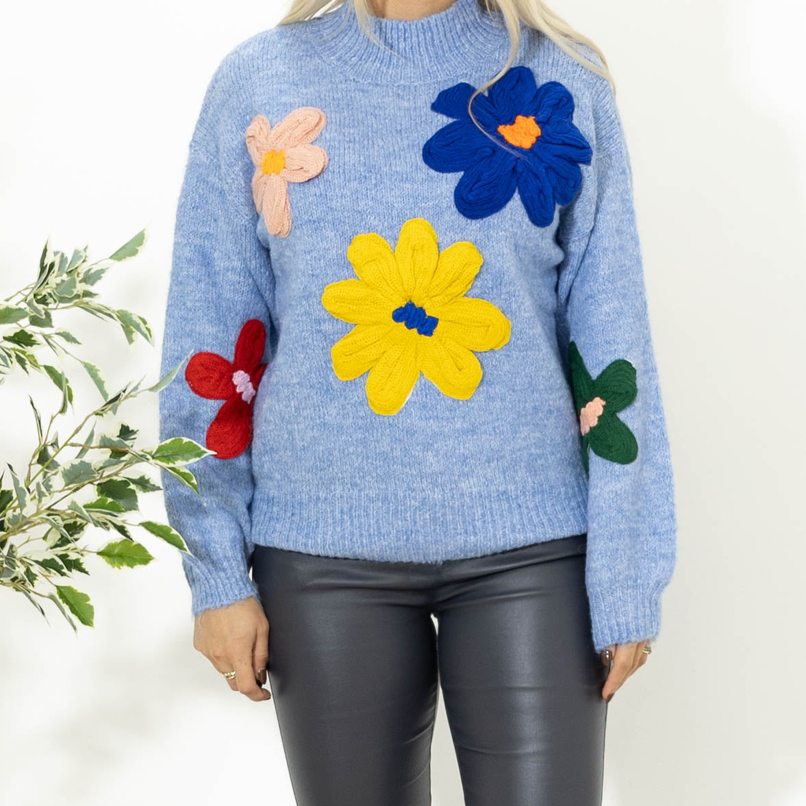 Angela strik m. blomster, Lyseblå