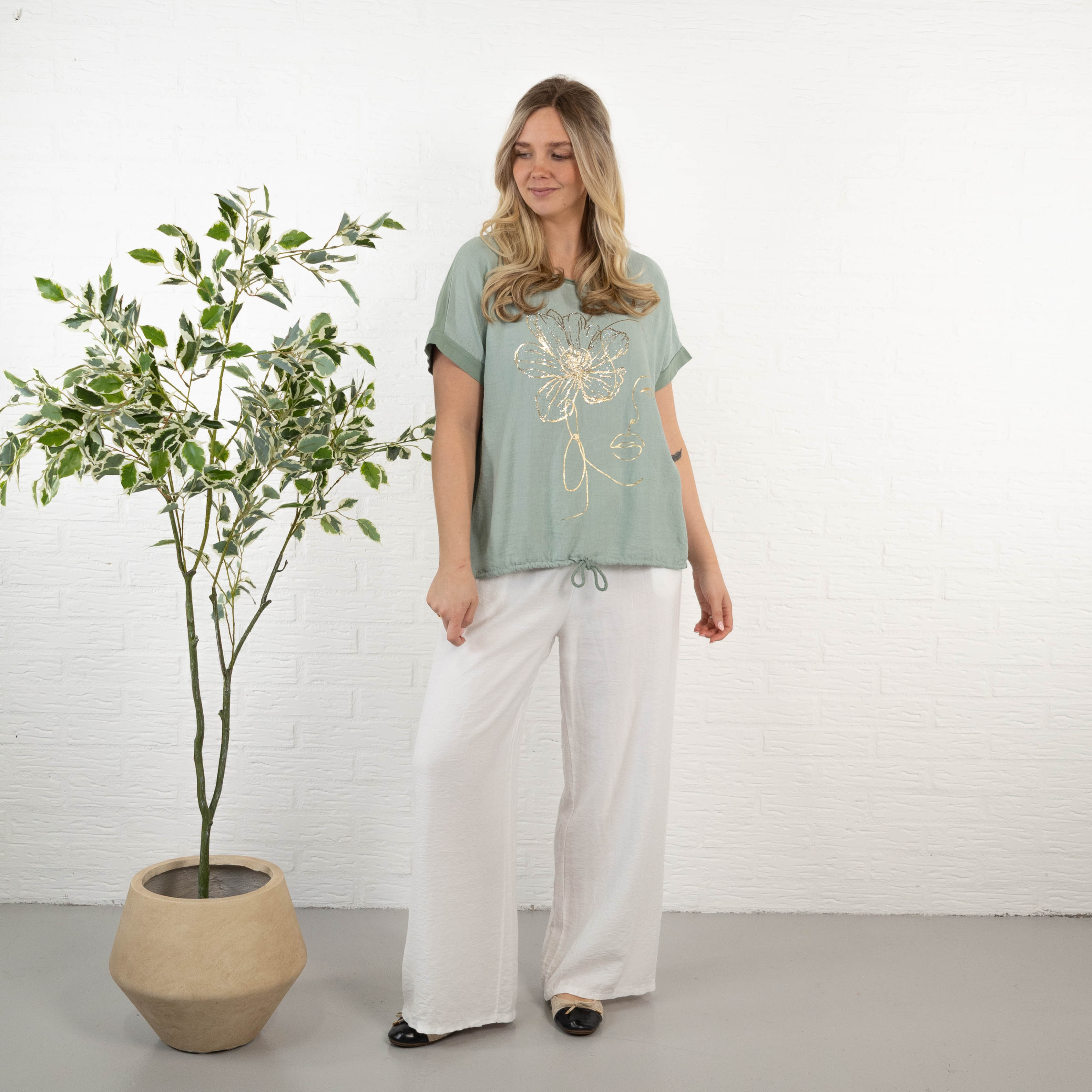 Eleanor overdel, Khaki