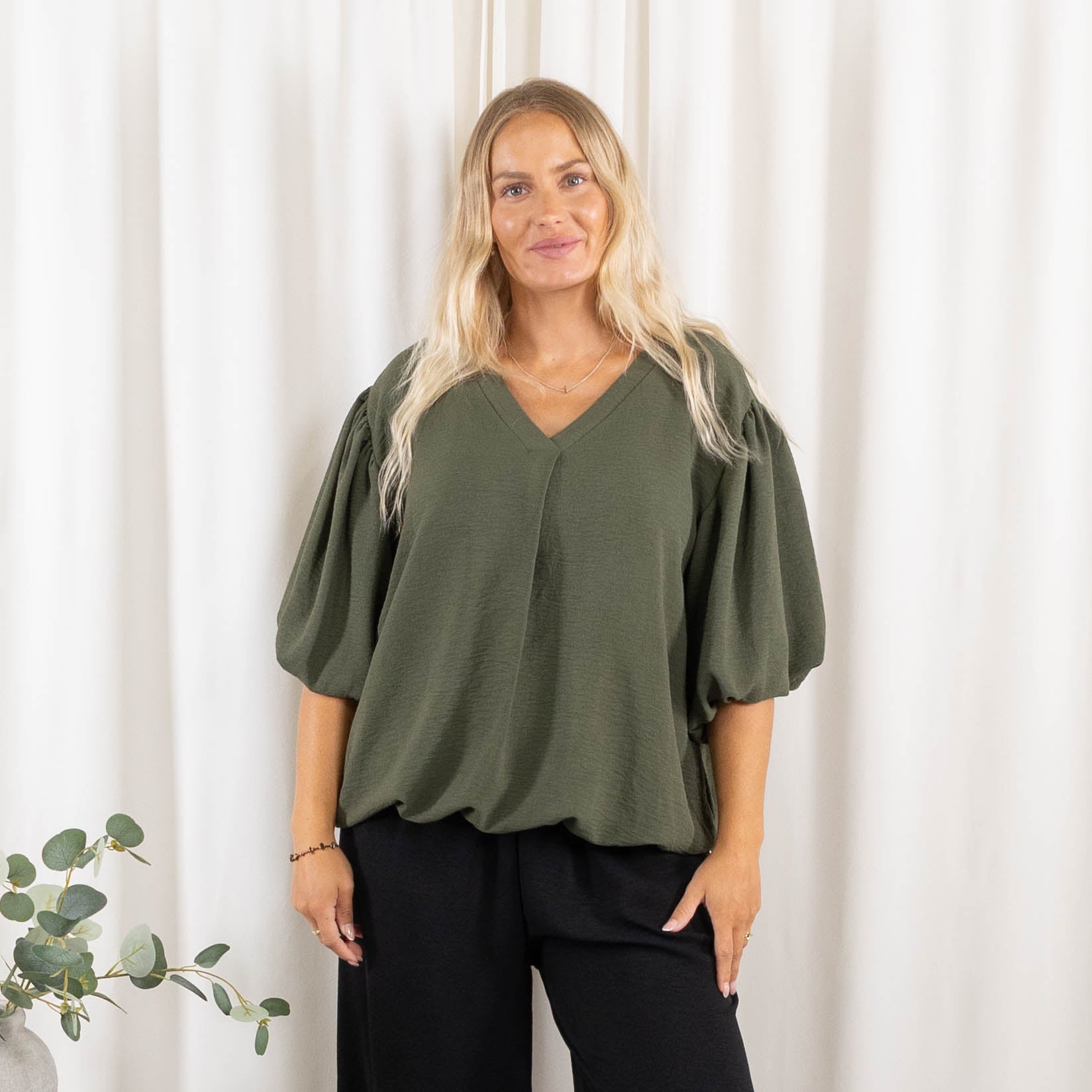 Samantha overdel, Khaki