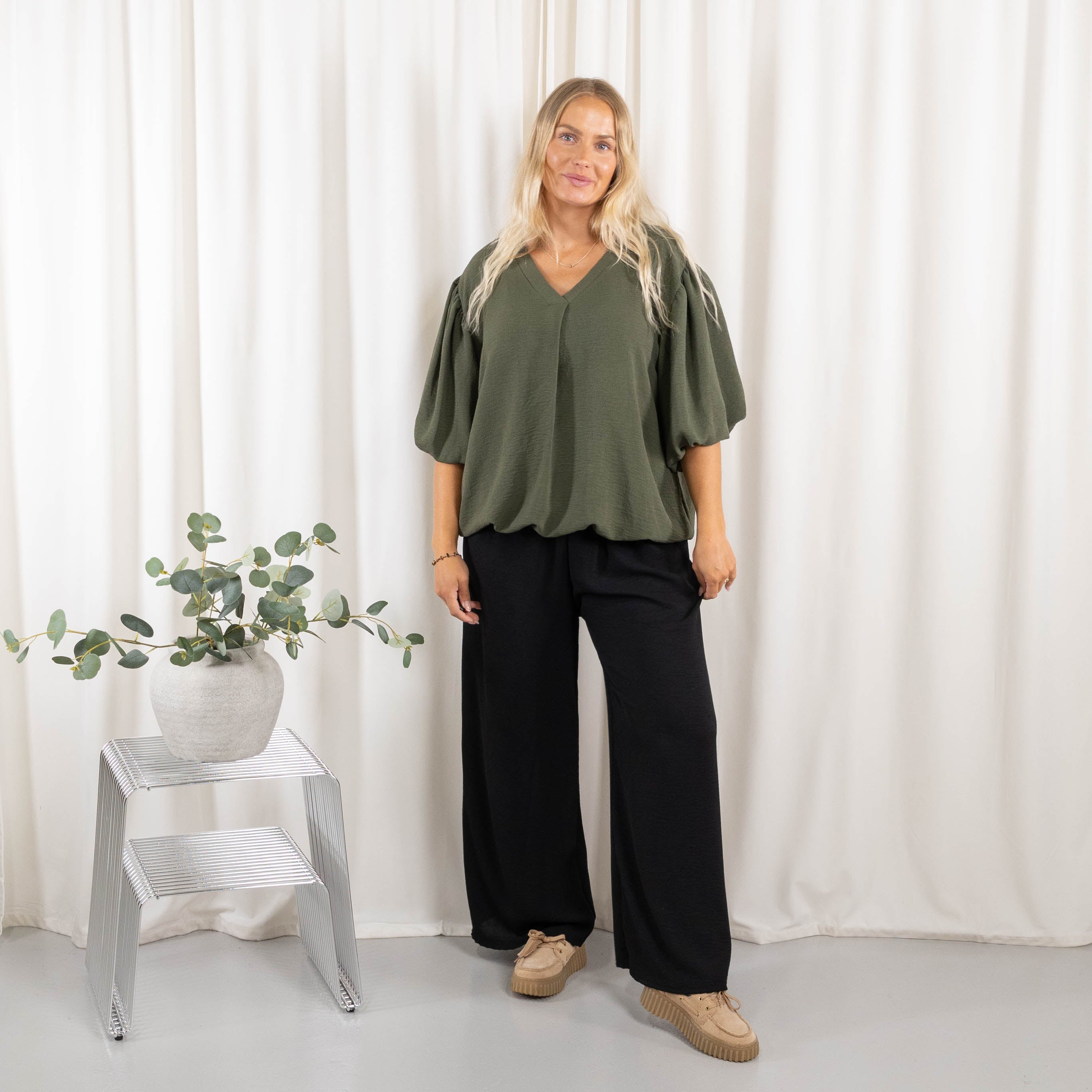 Samantha overdel, Khaki